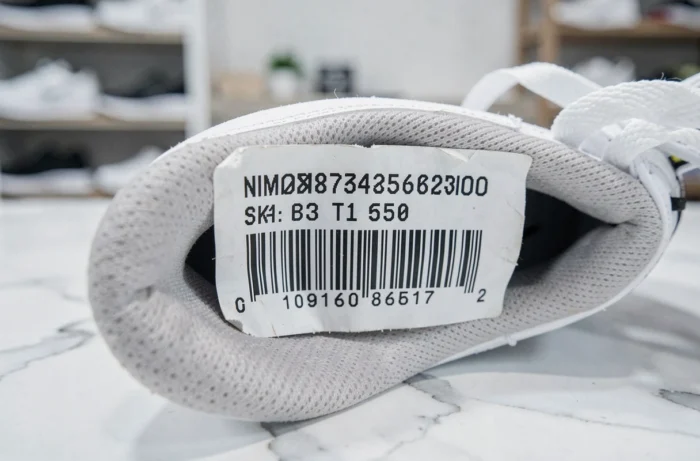 Gros plan sur l'étiquette intérieure d'une sneaker Nike affichant le numéro de série pour vérification